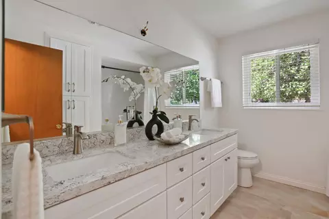 Bath - 507 Gerard Dr, Lodi, CA 95242 photo 4 of 6