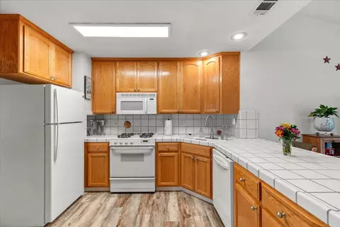 Kitchen - 1795 Brookside Dr, Manteca, CA 95336 photo 4 of 5