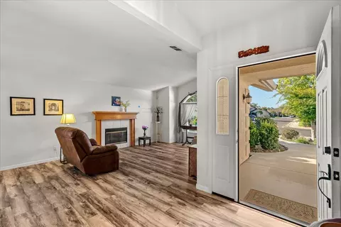 Entry Way - 1795 Brookside Dr, Manteca, CA 95336 photo 5 of 9