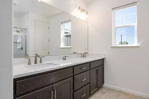Bath - 4043 Porton Ln, Carmichael, CA 95608 photo 3 of 4
