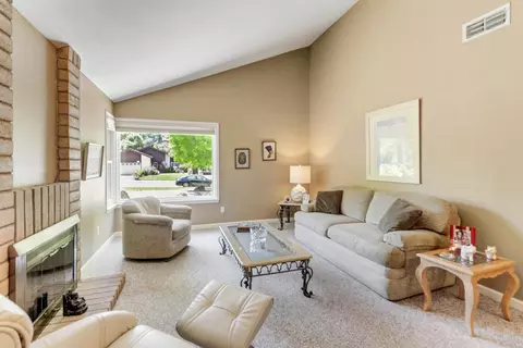 Living - 6837 Thunderhead Cir, Orangevale, CA 95662 photo 3 of 7