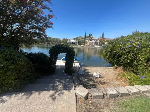 9282 Monmouth Ct, Elk Grove, CA 95758