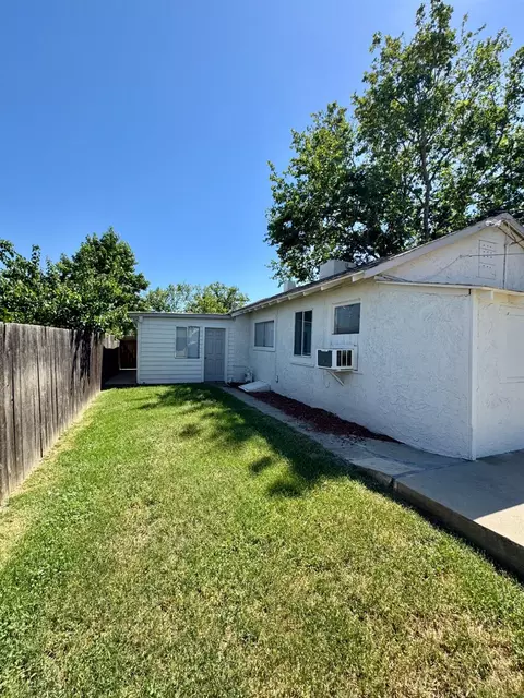 Exterior - 909 E Lincoln Ave, Madera, CA 93638 photo 3 of 5