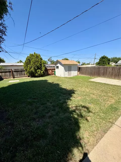 Exterior - 909 E Lincoln Ave, Madera, CA 93638 photo 4 of 5