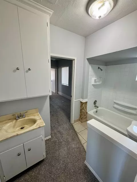 Bath - 909 E Lincoln Ave, Madera, CA 93638 photo 1 of 1