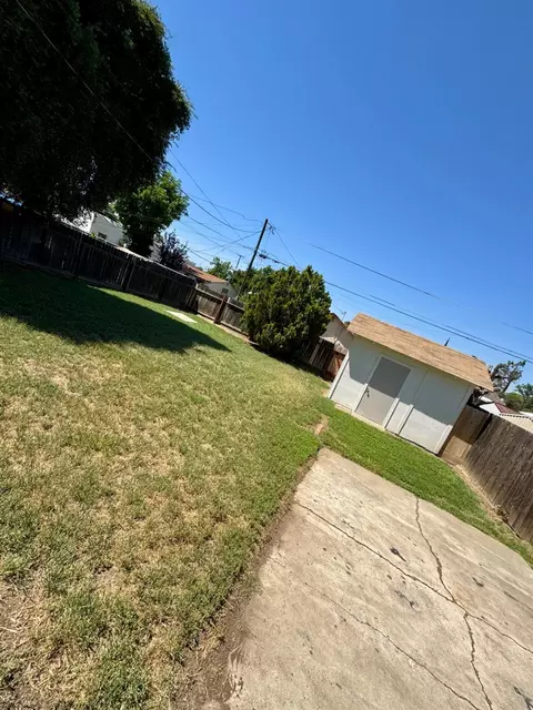 Exterior - 909 E Lincoln Ave, Madera, CA 93638 photo 2 of 5