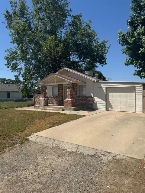 Exterior - 909 E Lincoln Ave, Madera, CA 93638 photo 5 of 5