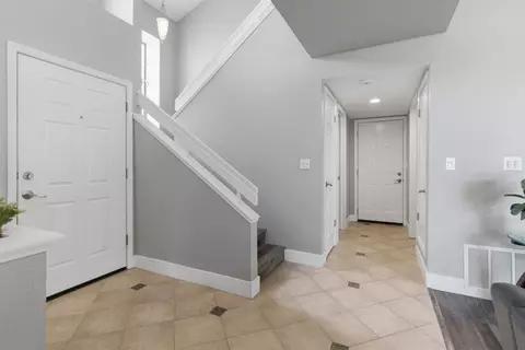 Entry Way - 1009 Copper Lake Ct, Modesto, CA 95355 photo 6 of 9