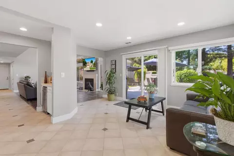 Entry Way - 1009 Copper Lake Ct, Modesto, CA 95355 photo 4 of 9