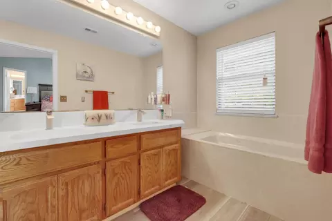 Bath - 2809 Fleming Ct, Modesto, CA 95356 photo 3 of 4