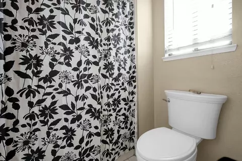 Bath - 2809 Fleming Ct, Modesto, CA 95356 photo 4 of 4