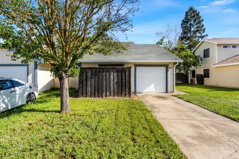 9334 Aizenberg Cir, Elk Grove, CA 95624