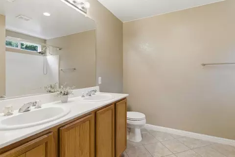 Bath - 10909 Wethersfield Dr, Mather, CA 95655 photo 2 of 4