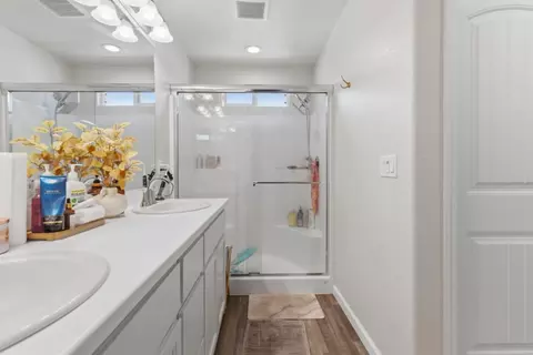 Bath - 3148 Landmark Cir, Modesto, CA 95356 photo 2 of 2