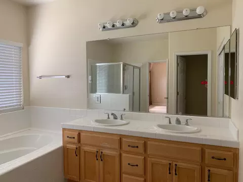 Bath - 3532 Lauding Way, Modesto, CA 95355 photo 1 of 3