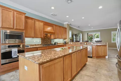 Kitchen - 2424 Ashbridge Ln, Manteca, CA 95336 photo 8 of 9