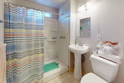 Bath - 1090 Gilstrap Ave, Gridley, CA 95948 photo 2 of 3