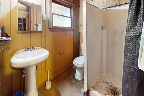 Bath - 1090 Gilstrap Ave, Gridley, CA 95948 photo 3 of 3