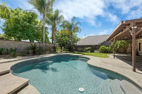 Exterior - 230 River Oaks Dr, Lodi, CA 95240 photo 2 of 9