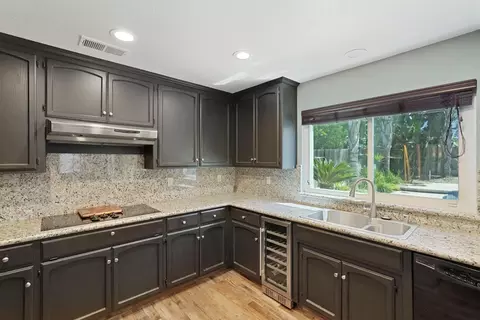 Kitchen - 230 River Oaks Dr, Lodi, CA 95240 photo 4 of 6