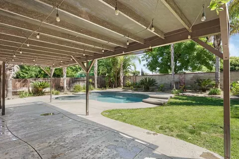 Exterior - 230 River Oaks Dr, Lodi, CA 95240 photo 6 of 9
