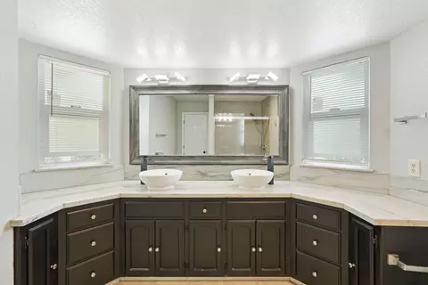 Bath - 230 River Oaks Dr, Lodi, CA 95240 photo 5 of 6