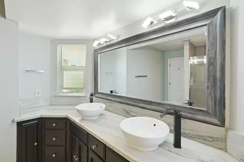 Bath - 230 River Oaks Dr, Lodi, CA 95240 photo 6 of 6