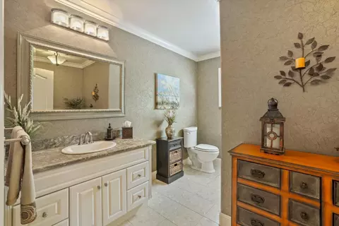 Bath - 704 Rimby Ave, Lodi, CA 95240 photo 2 of 5