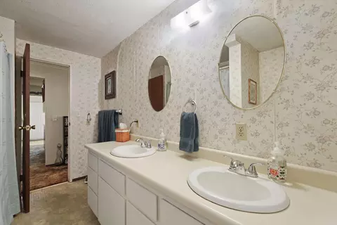 Bath - 6632 E Acampo Rd, Acampo, CA 95220 photo 2 of 2