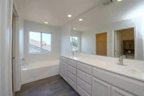 Bath - 701 Beck Creek Ln, Patterson, CA 95363 photo 3 of 4