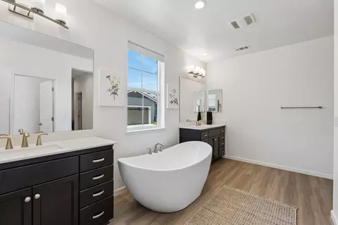 Bath - 870 W Main St, Winters, CA 95694 photo 5 of 6
