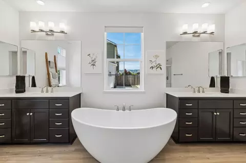 Bath - 870 W Main St, Winters, CA 95694 photo 4 of 6