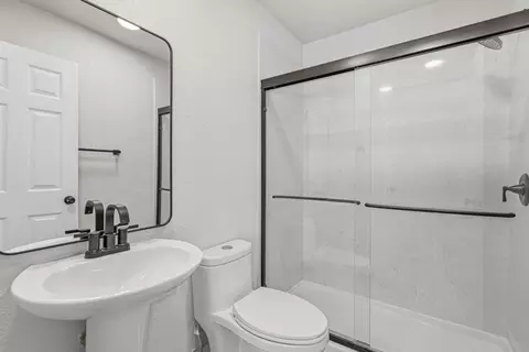 Bath - 1464 Denise Dr, Ripon, CA 95366 photo 2 of 2