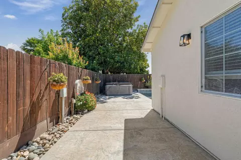 Exterior - 1464 Denise Dr, Ripon, CA 95366 photo 6 of 10