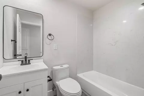 Bath - 1464 Denise Dr, Ripon, CA 95366 photo 1 of 2
