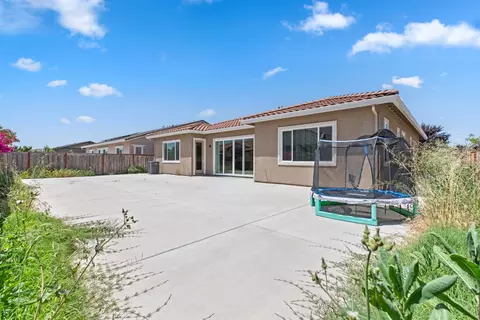 Exterior - 566 Albany St, Lathrop, CA 95330 photo 4 of 7