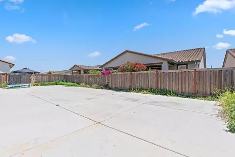 Exterior - 566 Albany St, Lathrop, CA 95330 photo 2 of 7