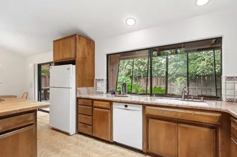 Kitchen - 717 Bianco Ct, Davis, CA 95616 photo 5 of 6
