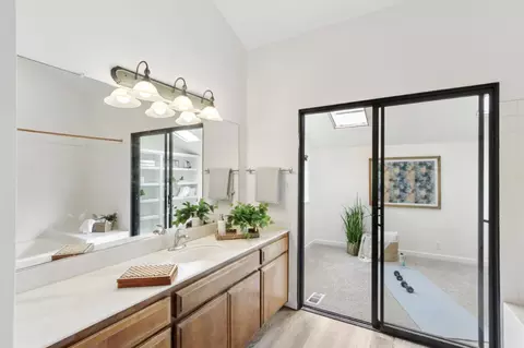 Bath - 717 Bianco Ct, Davis, CA 95616 photo 3 of 4