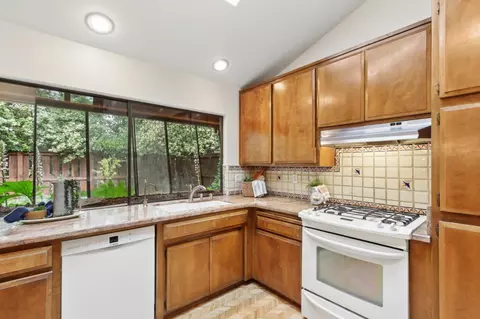 Kitchen - 717 Bianco Ct, Davis, CA 95616 photo 4 of 6