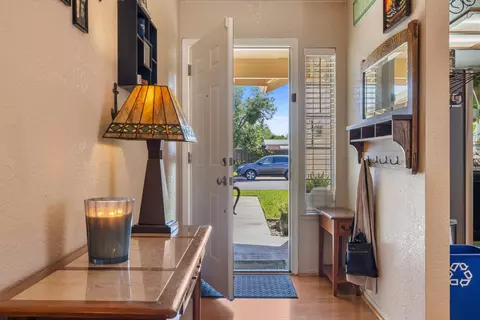 Entry Way - 1121 Raymond Dr, Modesto, CA 95351 photo 2 of 10