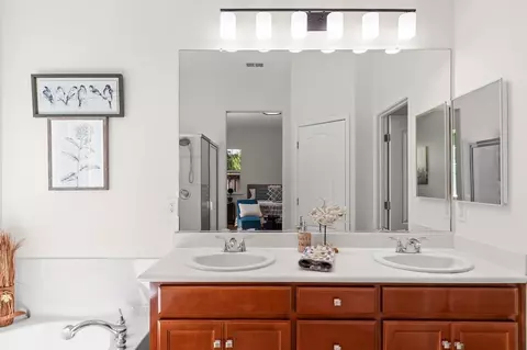 Bath - 436 Chase St, Tracy, CA 95391 photo 4 of 4