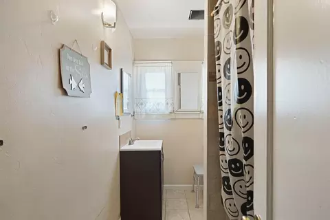 Bath - 1006 6th St, Modesto, CA 95354 photo 2 of 3