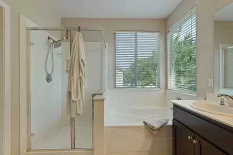 Bath - 2604 Temescal Dr, Modesto, CA 95355 photo 4 of 6