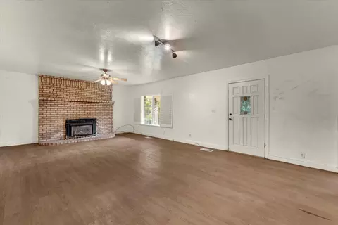 Living - 1129 Dewsnup Ave, Gridley, CA 95948 photo 2 of 6