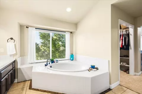 Bath - 6314 Emerald Dr, Rocklin, CA 95677 photo 2 of 3