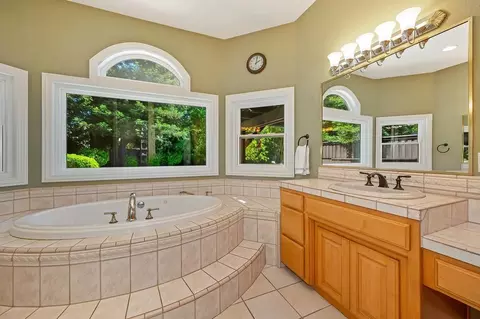 Bath - 2514 Regatta Ct, Davis, CA 95618 photo 2 of 5