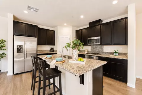Kitchen - 270 E Phelps Dr, Mountain House, CA 95391 photo 3 of 5