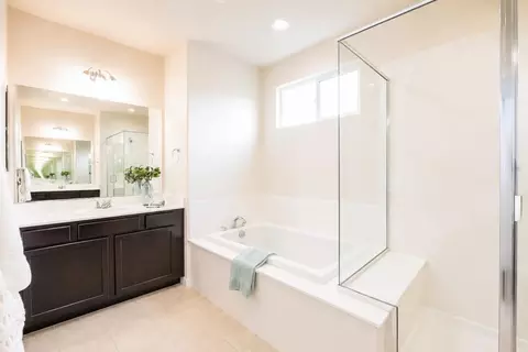 Bath - 270 E Phelps Dr, Mountain House, CA 95391 photo 2 of 4