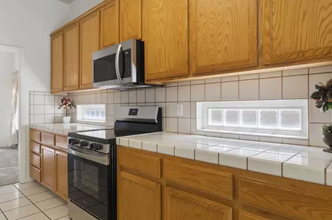 Kitchen - 1738 Winchester Dr, Manteca, CA 95336 photo 4 of 6